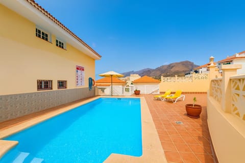 Swimming pool, sunbed
