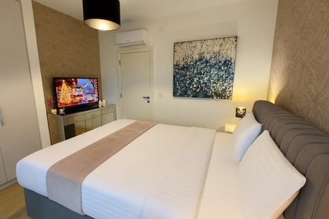 Communal lounge/ TV room, Bed, TV and multimedia, Photo of the whole room, Evening entertainment, Bedroom, air conditioner