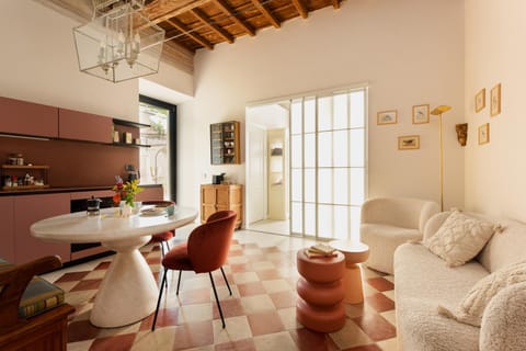 Kitchen or kitchenette, Living room, Seating area, Dining area