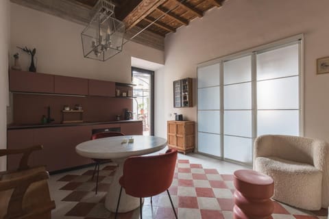 Kitchen or kitchenette, Living room, Seating area, Dining area