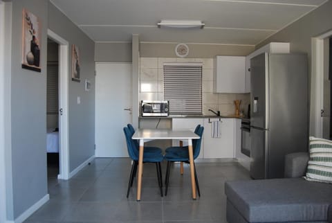 Kitchen or kitchenette, Living room, Seating area, Dining area, oven, stove