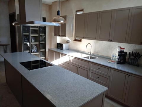 Kitchen or kitchenette, dishwasher