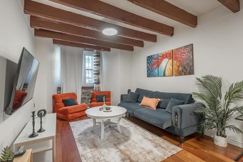 Communal lounge/ TV room, TV and multimedia, Living room, Seating area, Evening entertainment