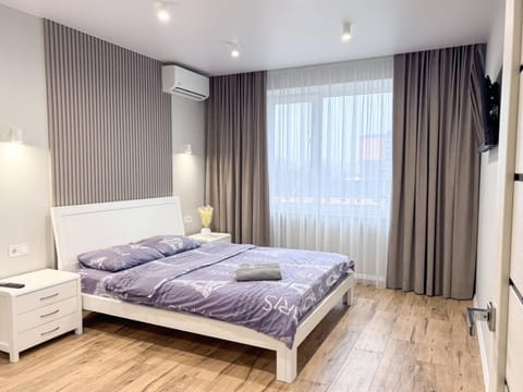 Bed, TV and multimedia, Photo of the whole room, Bedroom, internet, towels, air conditioner