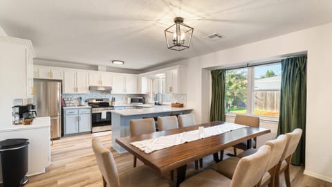 Luxury 3 BDR Edmond, Fuseball, Pac-Man, Sleeps 9 House in Edmond