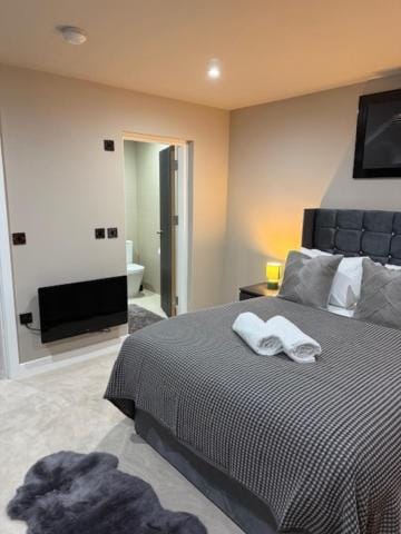 3 Bed Penthouse, 2Free Parking Spaces Close to BHX NEC Apartment in Solihull