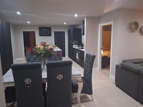 3 Bed Penthouse, 2Free Parking Spaces Close to BHX NEC Apartment in Solihull