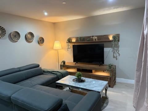 3 Bed Penthouse, 2Free Parking Spaces Close to BHX NEC Apartment in Solihull