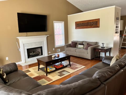 Lake home 4BR, 3BA Retreat Near Shops & Private 2 Level Dock House in Gainesville