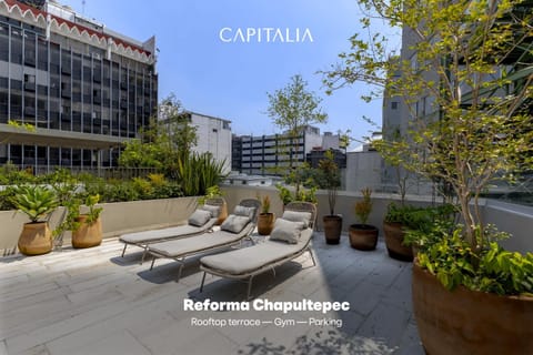 View (from property/room), Balcony/Terrace, Seating area, City view, Street view