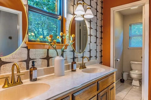 Retro Retreat - Fire Pit, Billiards, Media Room, Games House in Flower Mound