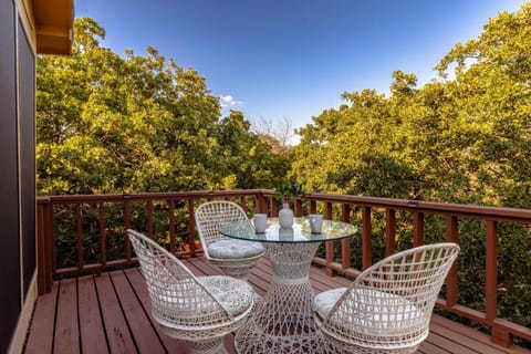 Retro Retreat - Fire Pit, Billiards, Media Room, Games House in Flower Mound