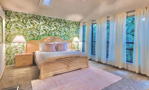 Retro Retreat - Fire Pit, Billiards, Media Room, Games House in Flower Mound