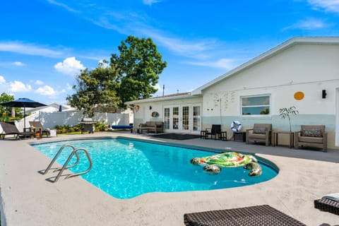 Property building, Day, Pool view, Swimming pool, Swimming pool, sunbed