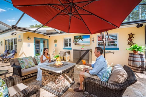 Twin Oaks Coastal Luxury, Top 1 Percent of Homes, 5 Min to Beach, Tiki Caribbean Lanai, Heated Pool House in Indian Rocks Beach