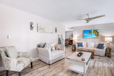 Twin Oaks Coastal Luxury, Top 1 Percent of Homes, 5 Min to Beach, Tiki Caribbean Lanai, Heated Pool House in Indian Rocks Beach