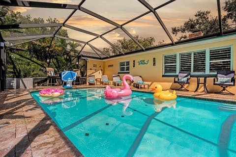 Twin Oaks Coastal Luxury, Top 1 Percent of Homes, 5 Min to Beach, Tiki Caribbean Lanai, Heated Pool House in Indian Rocks Beach