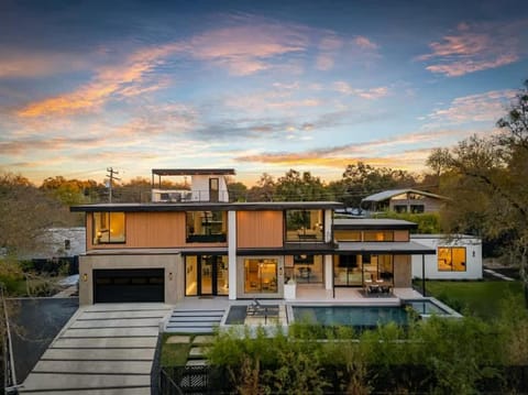 Barton Springs Luxe Heated Pool Spa Sleeps 16 House in Zilker