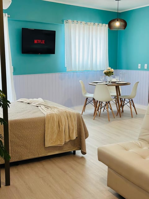 Bed, TV and multimedia, Living room, Photo of the whole room, Seating area, Dining area, Bedroom