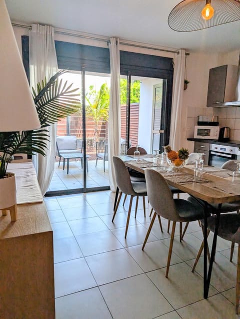 Kitchen or kitchenette, Living room, Seating area, Dining area, stove