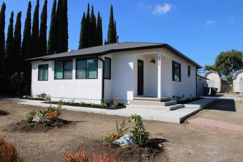 Newly Renovated La Habra 3bed 2 Bath Bed and Breakfast in La Habra