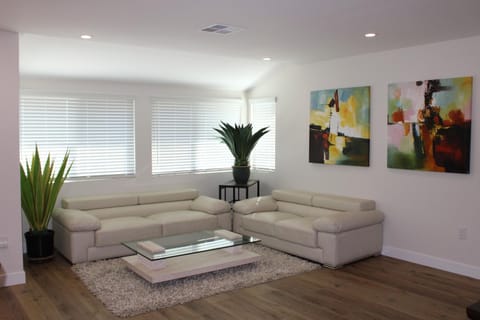 Newly Renovated La Habra 3bed 2 Bath Bed and Breakfast in La Habra