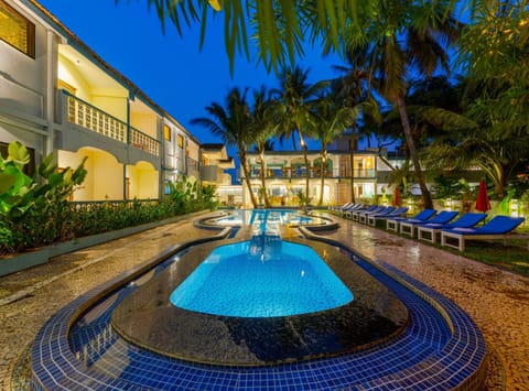 Garden view, Swimming pool, Swimming pool, sunbed