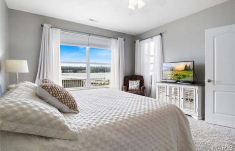 Bed, Natural landscape, TV and multimedia, Photo of the whole room, Bedroom