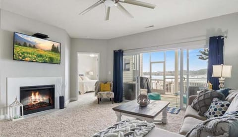 Communal lounge/ TV room, Natural landscape, TV and multimedia, Living room, fireplace