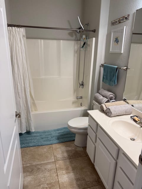 Shower, Toilet, Bathroom, Bath, towels