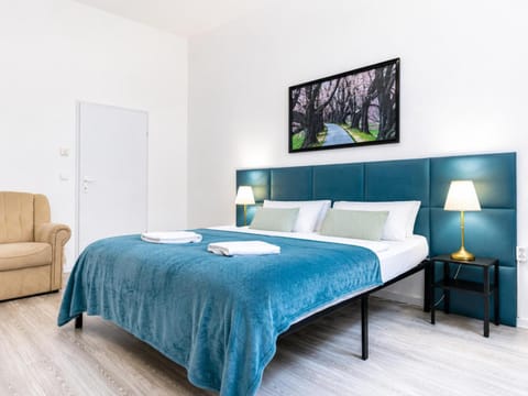 Property building, Bed, TV and multimedia, Bedroom