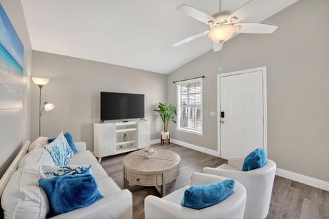 Communal lounge/ TV room, TV and multimedia, Seating area, Evening entertainment