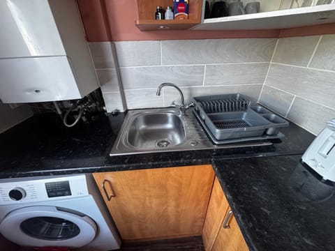 4BR Home near Airport & City Centre Free Parking Apartment in Edinburgh