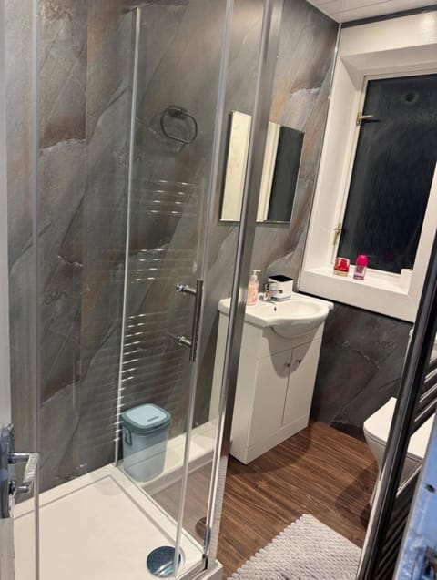 4BR Home near Airport & City Centre Free Parking Apartment in Edinburgh