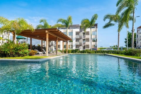 Property building, Day, Pool view, Swimming pool, Swimming pool, sunbed
