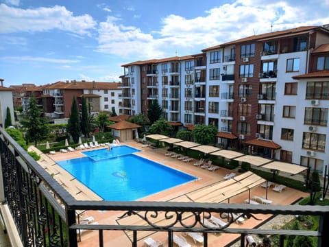 Balcony/Terrace, Pool view, Swimming pool, Swimming pool, sunbed