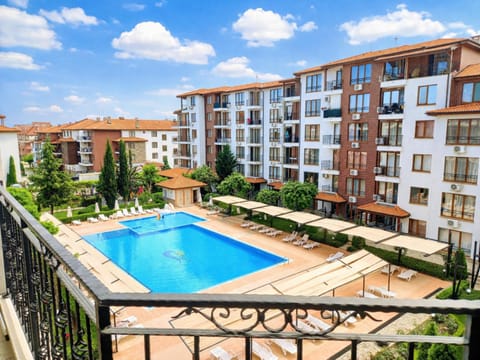 Pool view, Swimming pool, Swimming pool, Location, sunbed