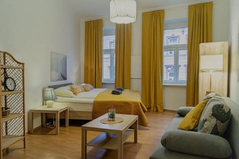 Bed, TV and multimedia, Seating area, Bedroom