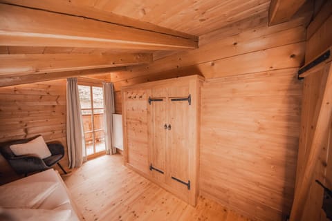 Photo of the whole room, Bedroom, wardrobe