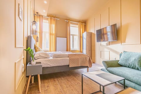 Bed, TV and multimedia, Seating area, Bedroom
