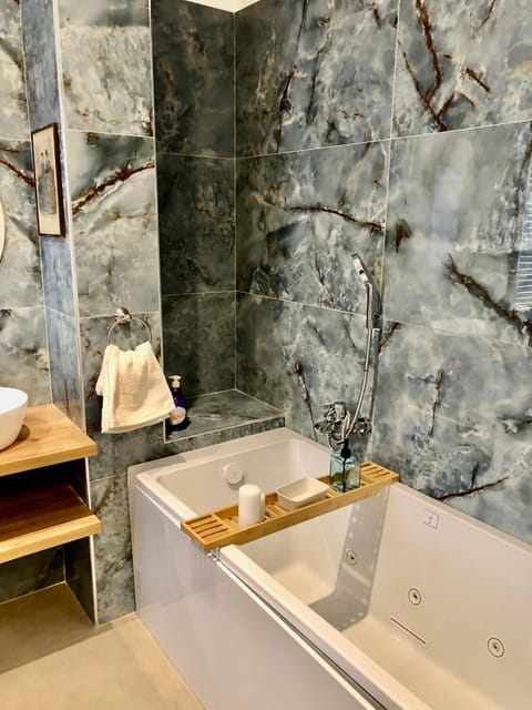 Hot Tub, Bathroom, Bath, towels