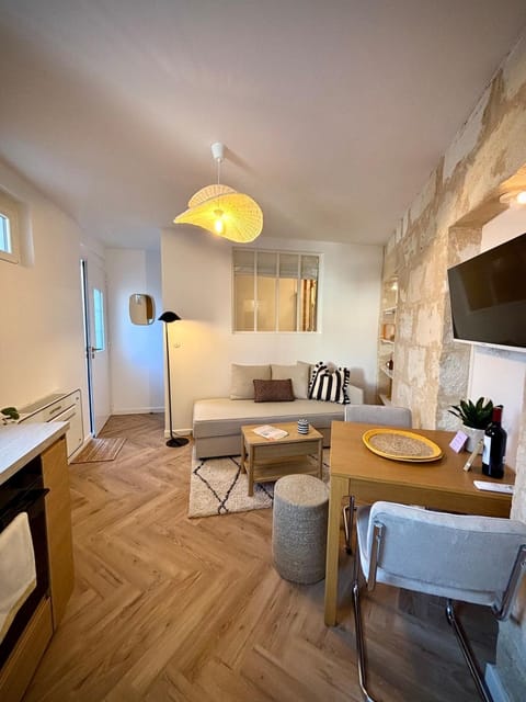 TV and multimedia, Kitchen or kitchenette, Living room, Seating area, Dining area
