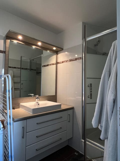 Logement proche centre d'affaires calme et terrasse Apartment in Issy-les-Moulineaux