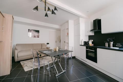 Kitchen or kitchenette, Living room, Seating area, Dining area, oven, stove