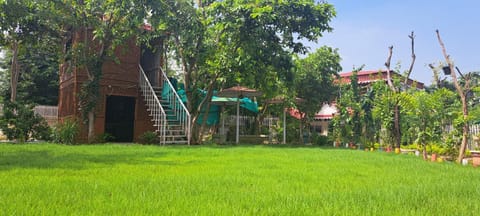 Property building, Facade/entrance, Day, Children play ground, Garden, Garden view, pet friendly