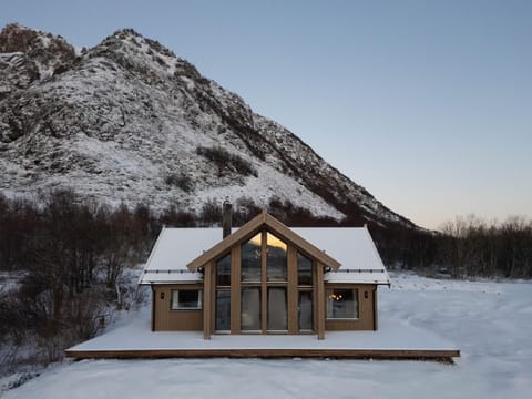 Property building, Patio, Natural landscape, Winter, Balcony/Terrace, Mountain view