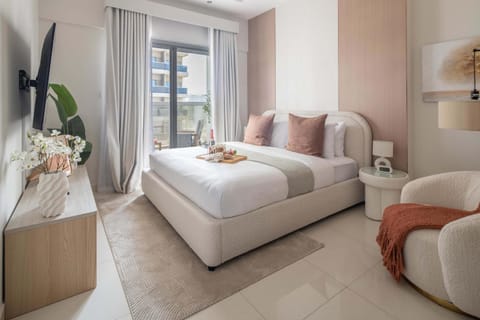 Bed, TV and multimedia, Seating area