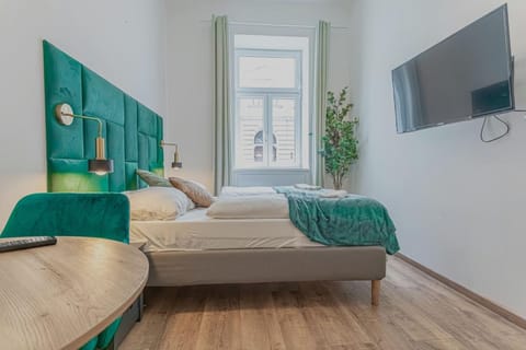 Property building, Bed, TV and multimedia, Seating area, Bedroom