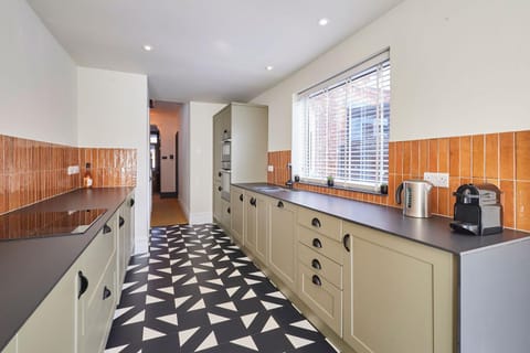 Coffee/tea facilities, Kitchen or kitchenette, stove, toaster