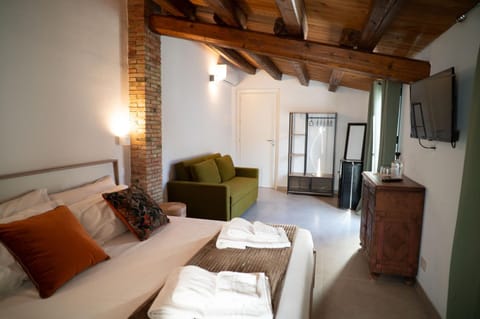 Communal lounge/ TV room, TV and multimedia, Living room, Photo of the whole room, Seating area, Evening entertainment, Bedroom